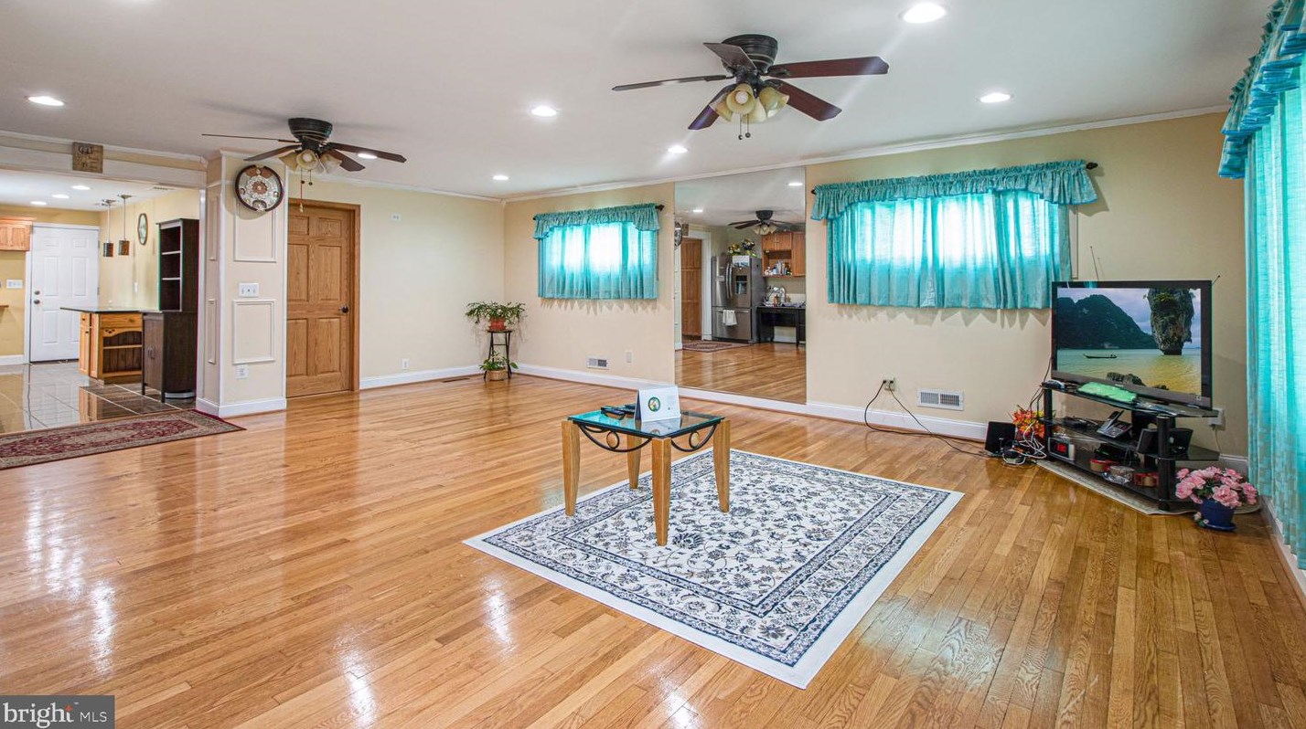 910 Prestwood Rd, Baltimore MD  21228-1223 exterior