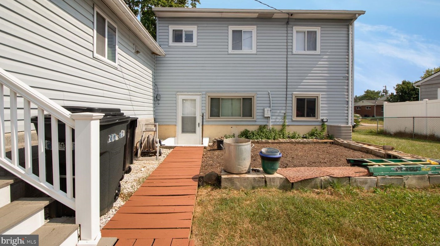 910 Prestwood Rd, Baltimore MD  21228-1223 exterior