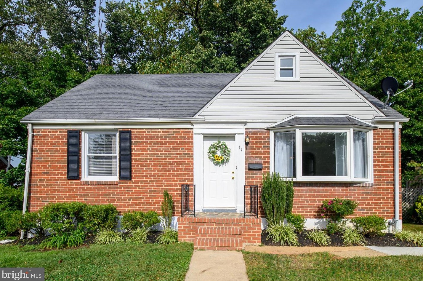 11 Hillview Dr, Baltimore, MD 21228-2238