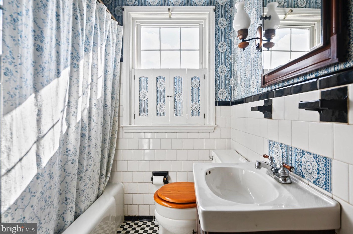 1606 Thetford Rd, Baltimore MD 21286-8130 exterior