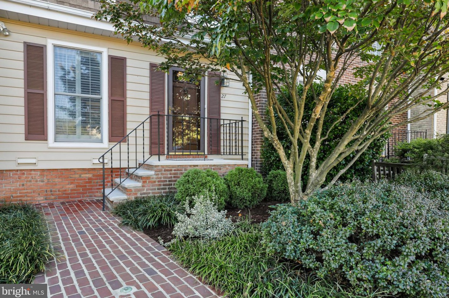 27 Parliament Ct, Baltimore, MD 21212-1235