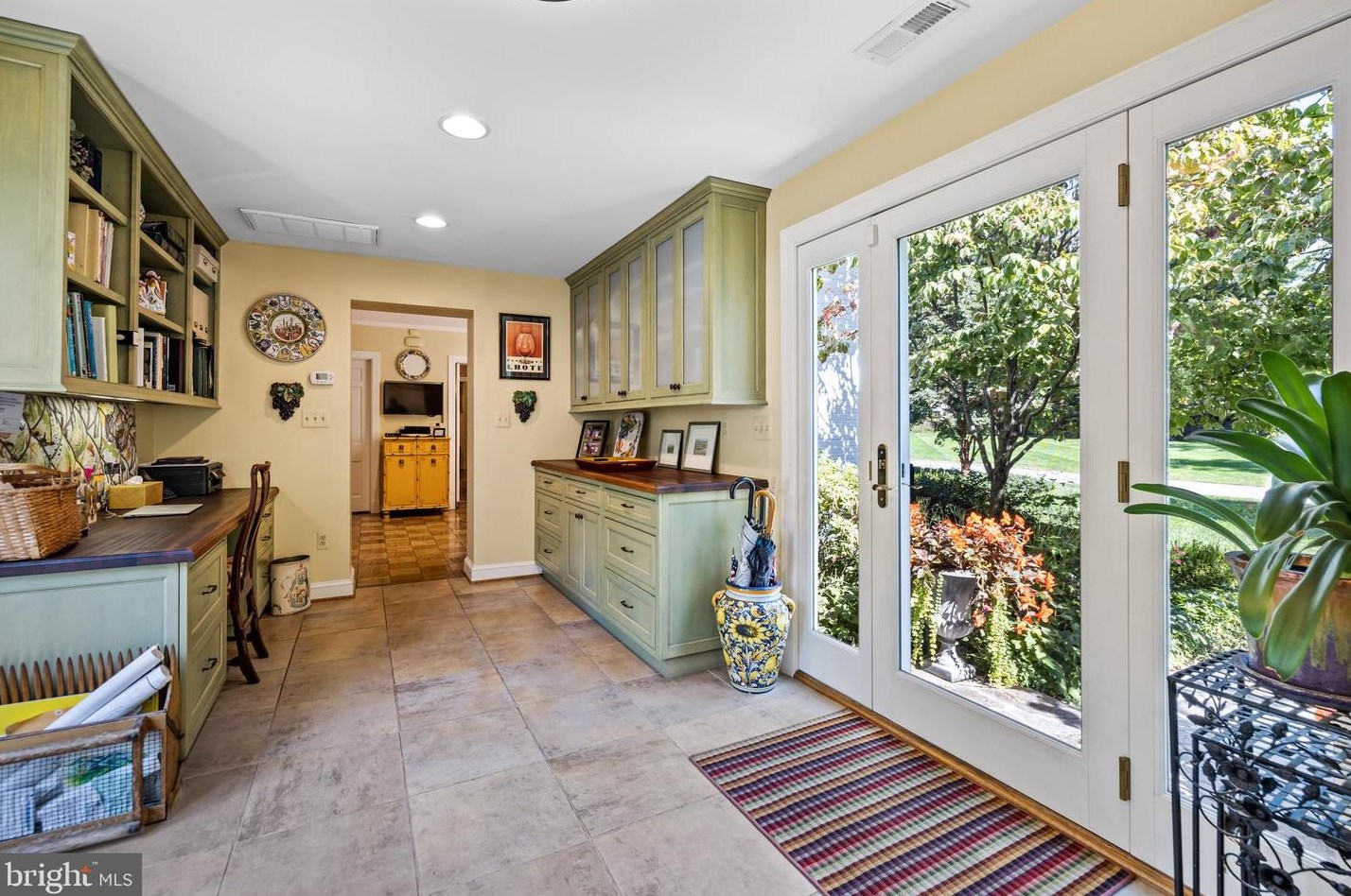 12 Meadow Rd, Baltimore MD 21225-2642 exterior