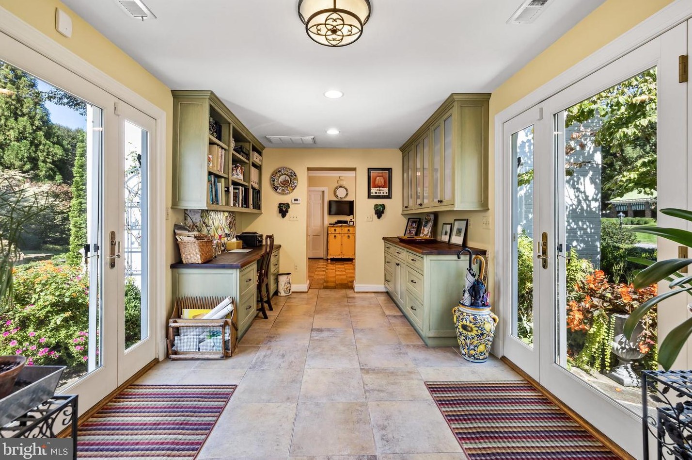 12 Meadow Rd, Baltimore MD 21225-2642 exterior