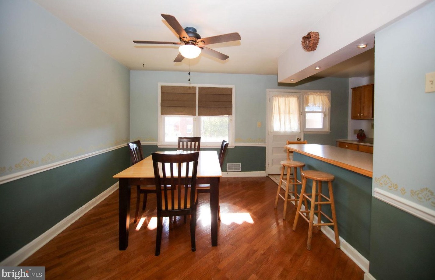 6107 Mt Rdg Rd, Baltimore MD 21228-2240 exterior