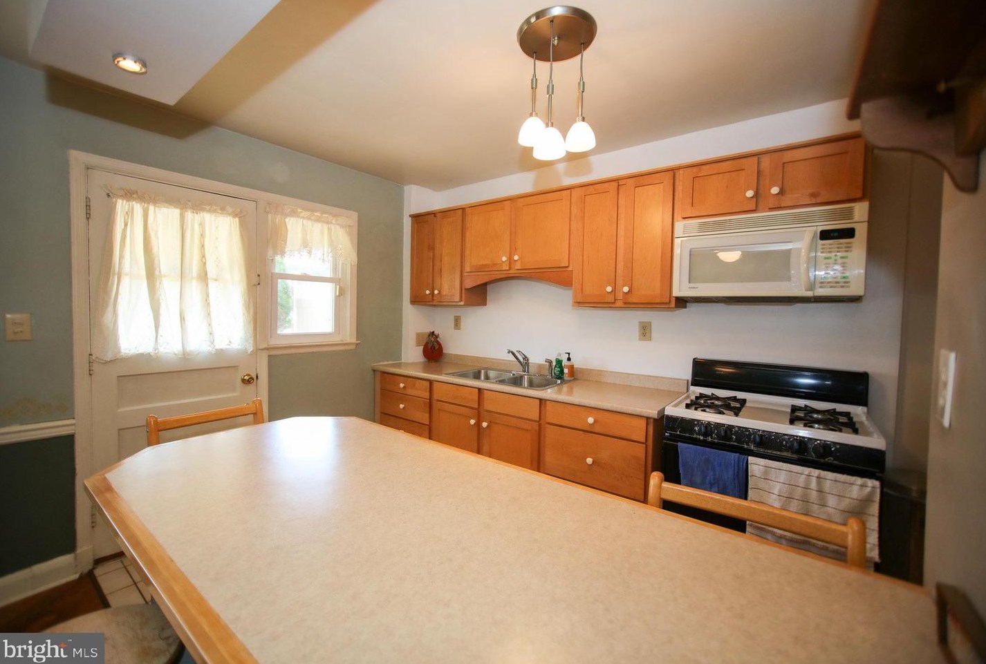 6107 Mt Rdg Rd, Baltimore MD 21228-2240 exterior