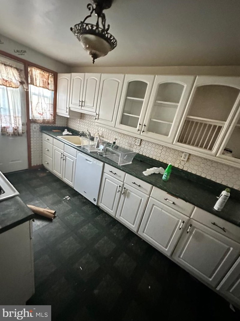 950 Foxridge Ln, Baltimore, MD 21221-5926