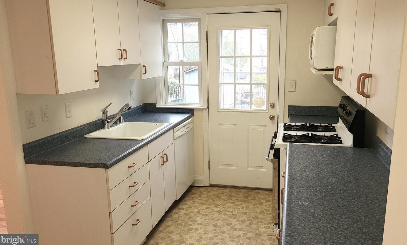8105 Pleasant Plains Rd, Baltimore MD  21286-8325 exterior