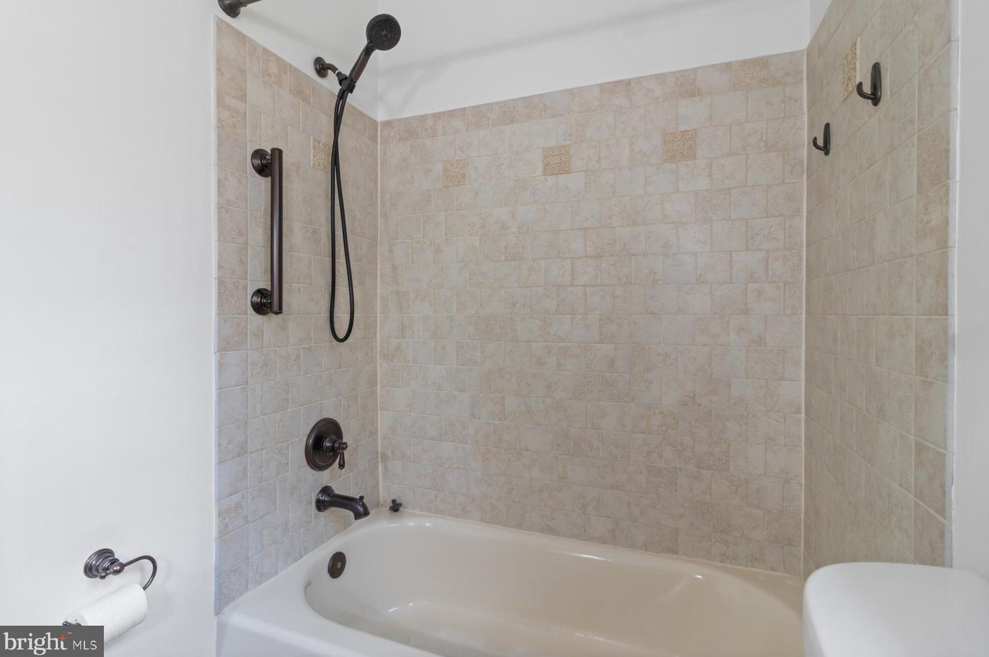 2922 Knoll Acres Dr, Baltimore MD  21234-1128 exterior