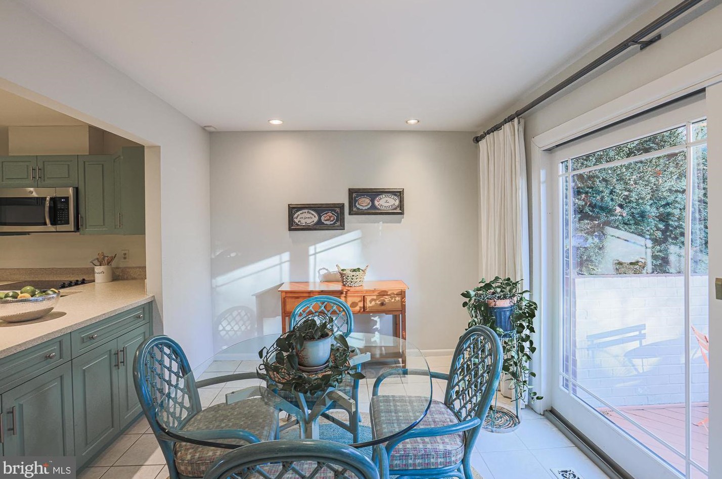 6114 Buckingham Mnr Dr, Baltimore MD 21210-1004 exterior