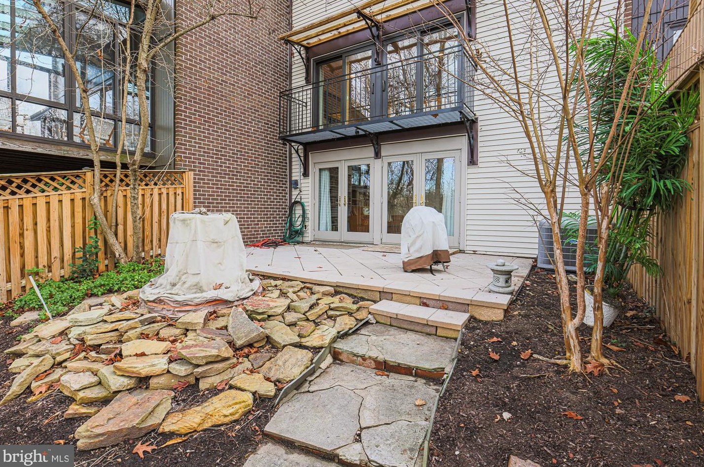 6114 Buckingham Mnr Dr, Baltimore MD 21210-1004 exterior