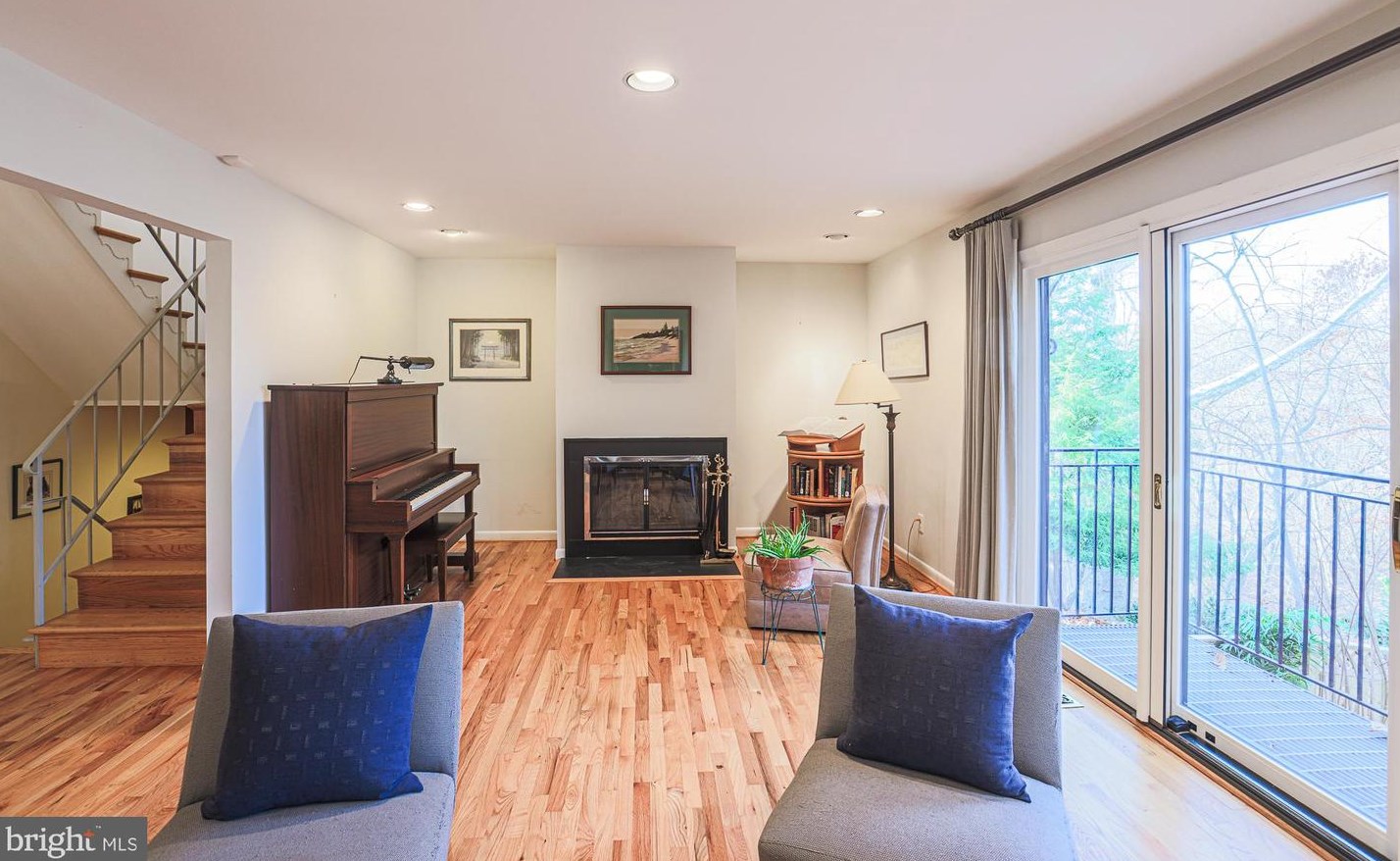 6114 Buckingham Mnr Dr, Baltimore MD 21210-1004 exterior