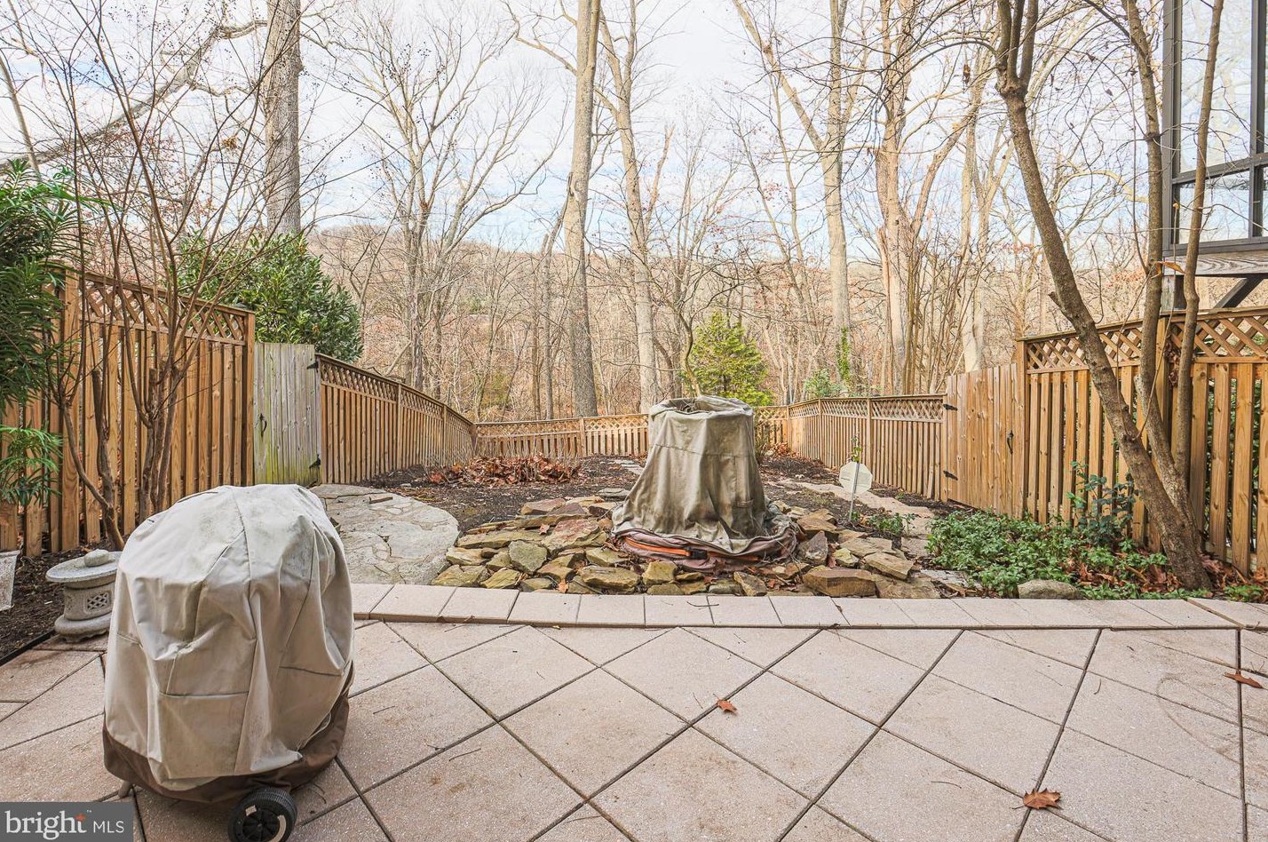 6114 Buckingham Mnr Dr, Baltimore MD 21210-1004 exterior