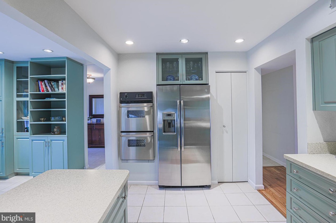 6114 Buckingham Mnr Dr, Baltimore MD 21210-1004 exterior