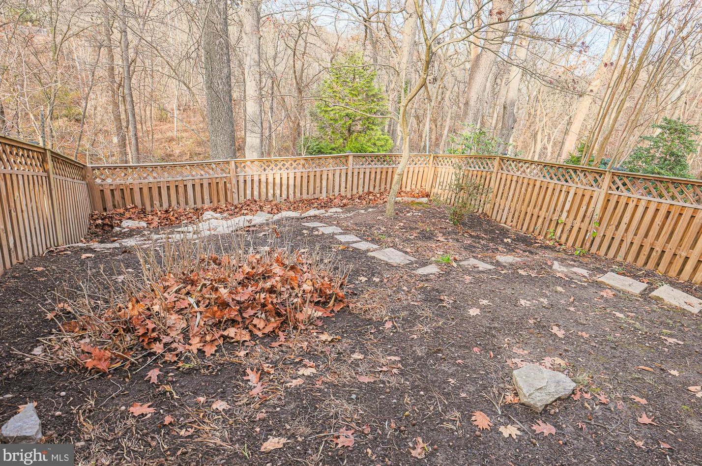 6114 Buckingham Mnr Dr, Baltimore MD 21210-1004 exterior