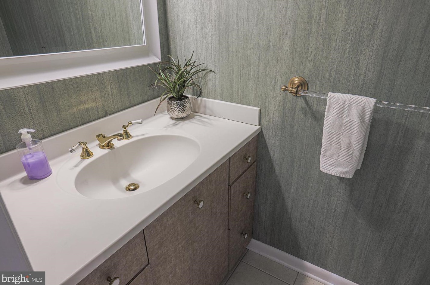 6114 Buckingham Mnr Dr, Baltimore MD 21210-1004 exterior