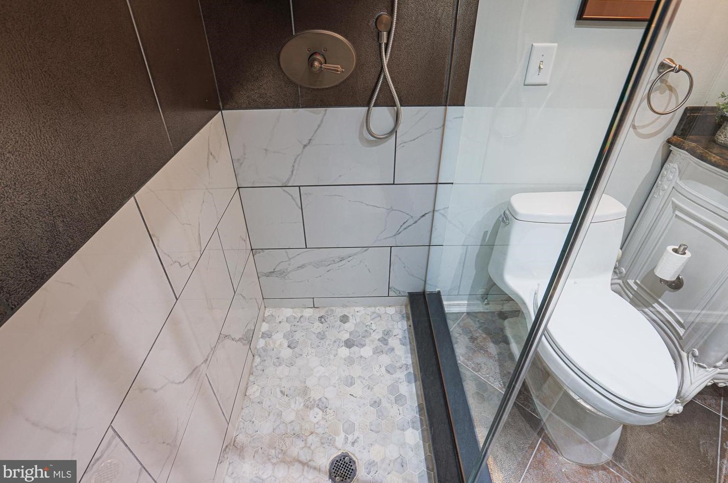 6114 Buckingham Mnr Dr, Baltimore MD 21210-1004 exterior