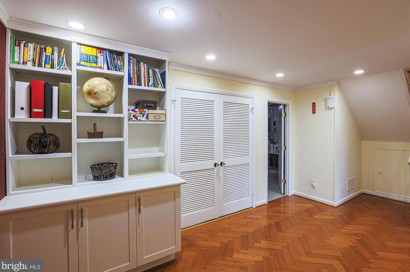 6114 Buckingham Mnr Dr, Baltimore MD 21210-1004 exterior