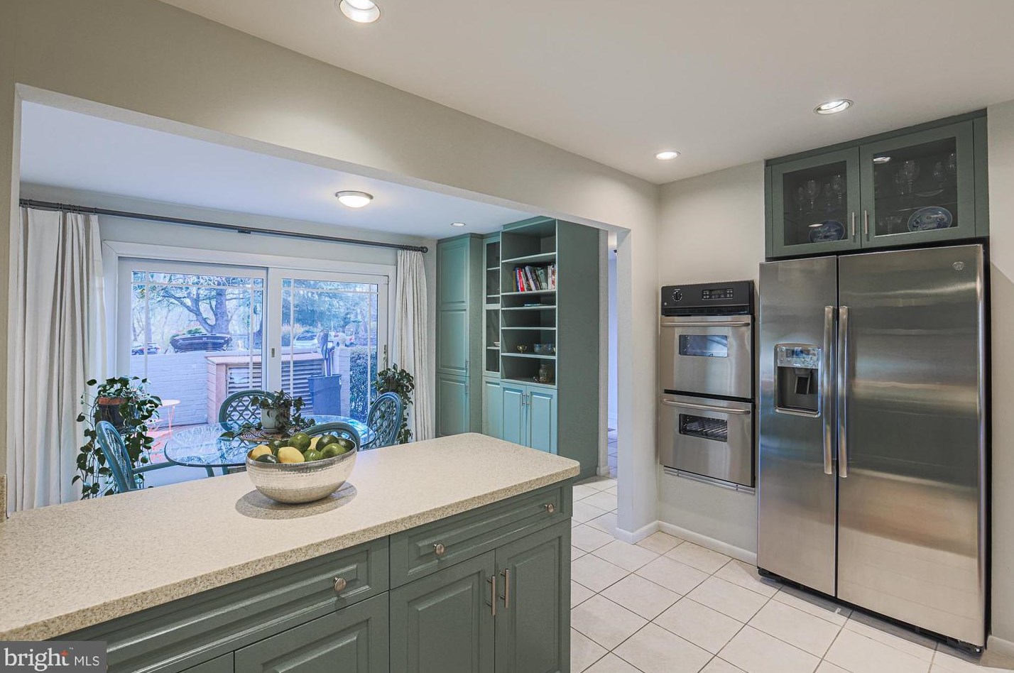 6114 Buckingham Mnr Dr, Baltimore MD 21210-1004 exterior