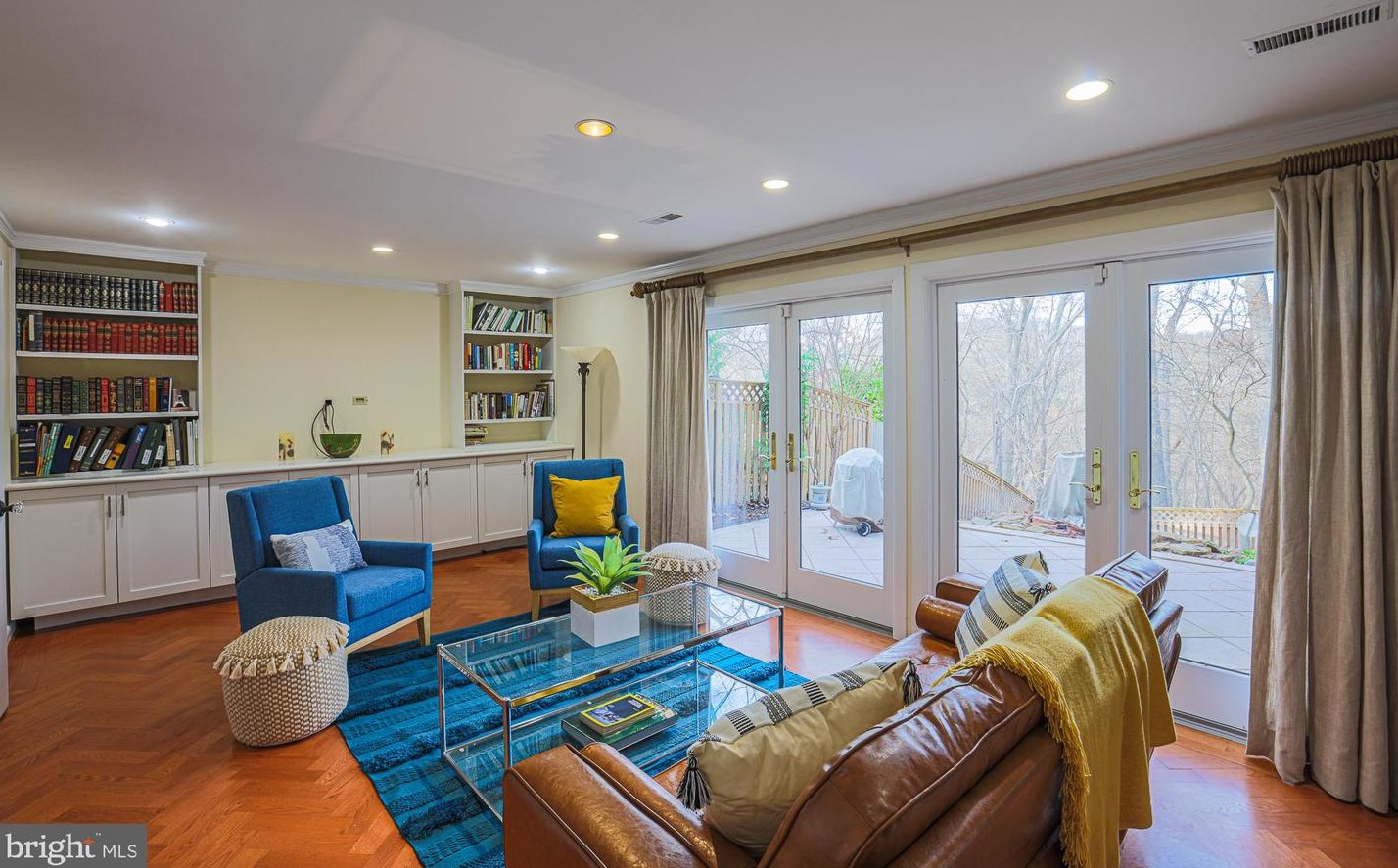 6114 Buckingham Mnr Dr, Baltimore MD 21210-1004 exterior