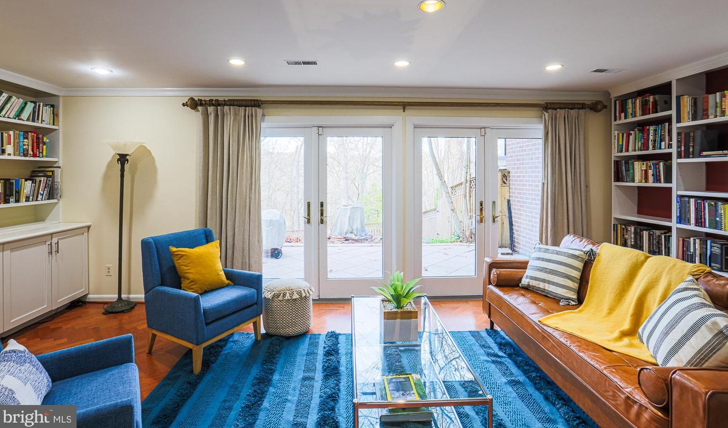 6114 Buckingham Mnr Dr, Baltimore MD 21210-1004 exterior