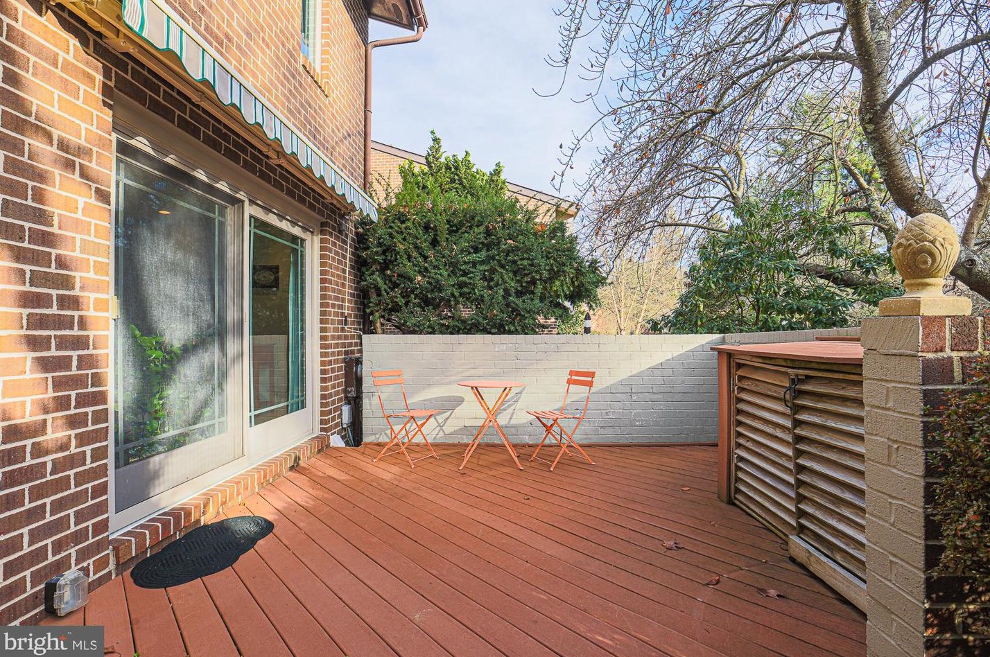 6114 Buckingham Mnr Dr, Baltimore MD 21210-1004 exterior