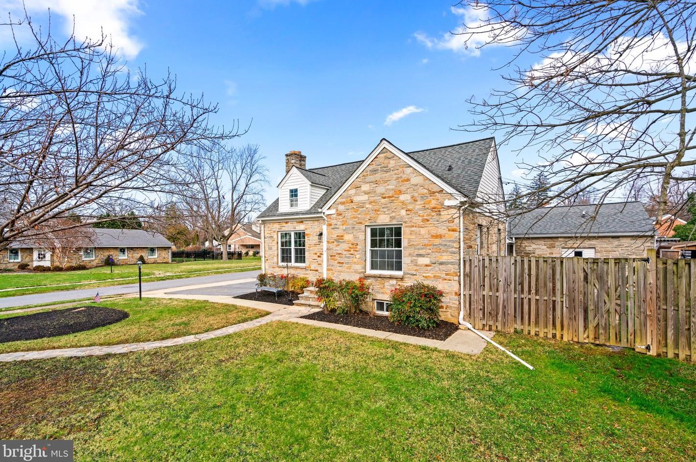 211 Rolling Rd, Baltimore MD  21228-5719 exterior