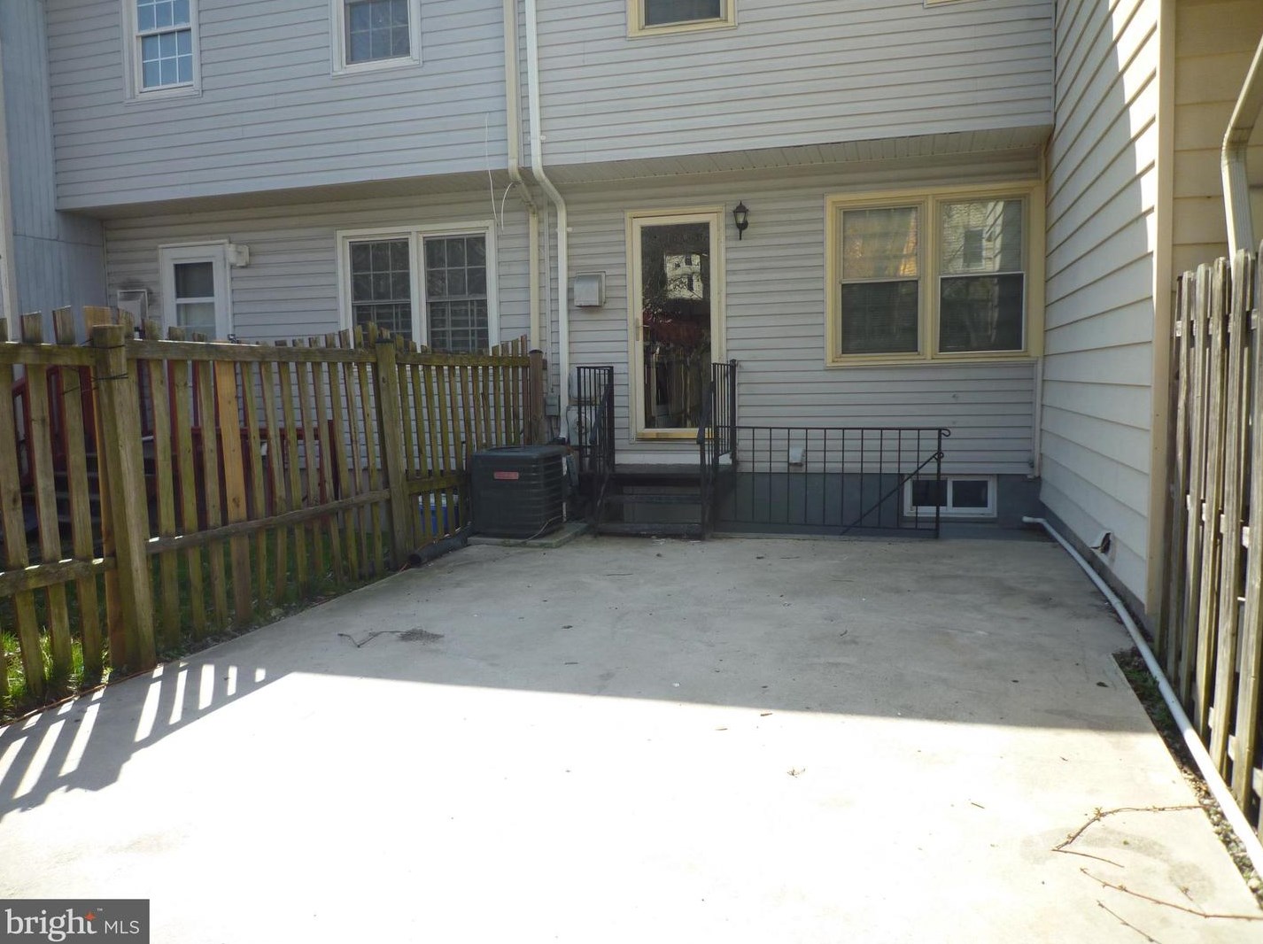 6 Stewarton Ct, Baltimore MD  21236-3306 exterior