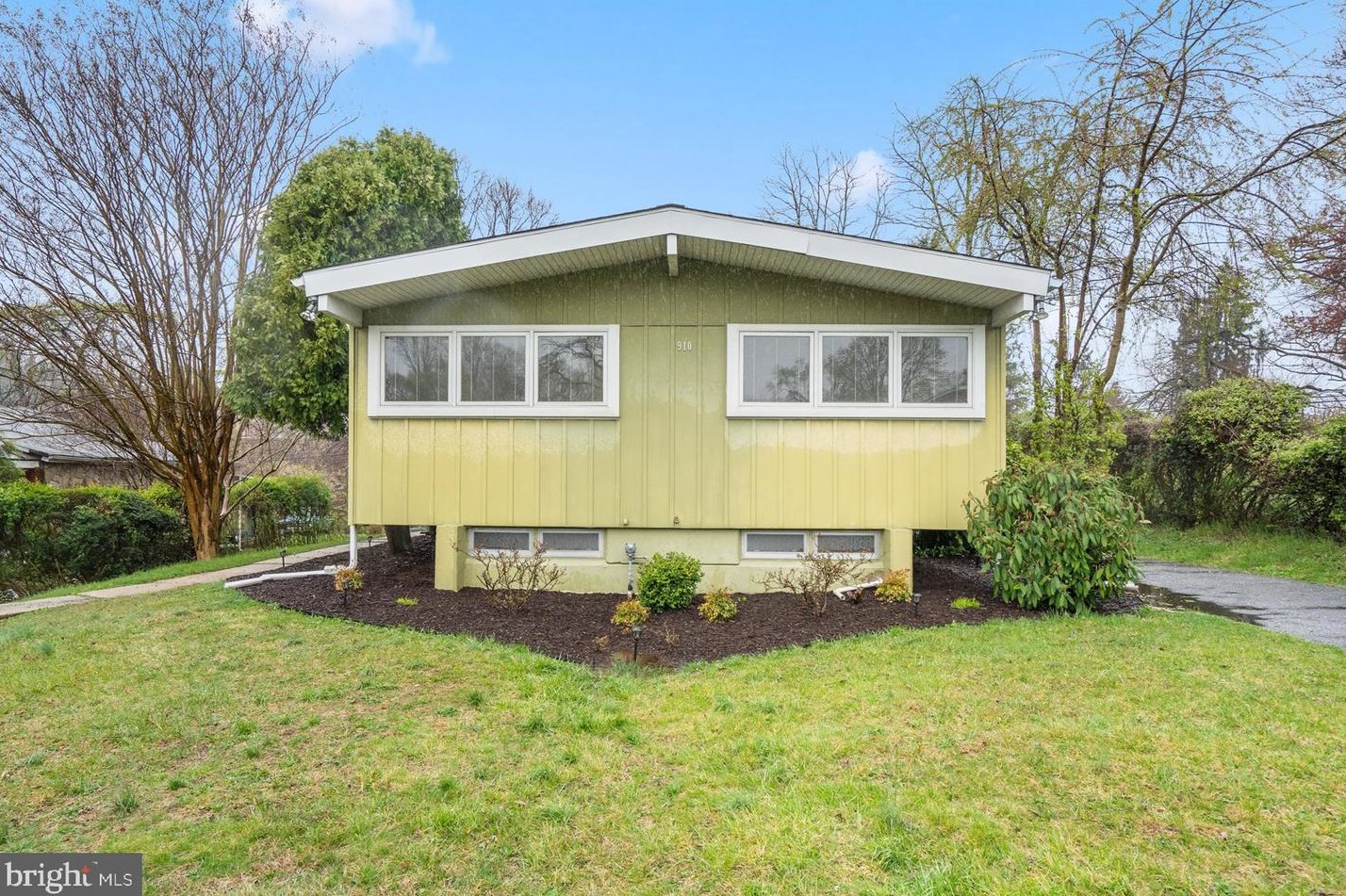 910 Scotts Hill Dr, Baltimore, MD 21208-3538