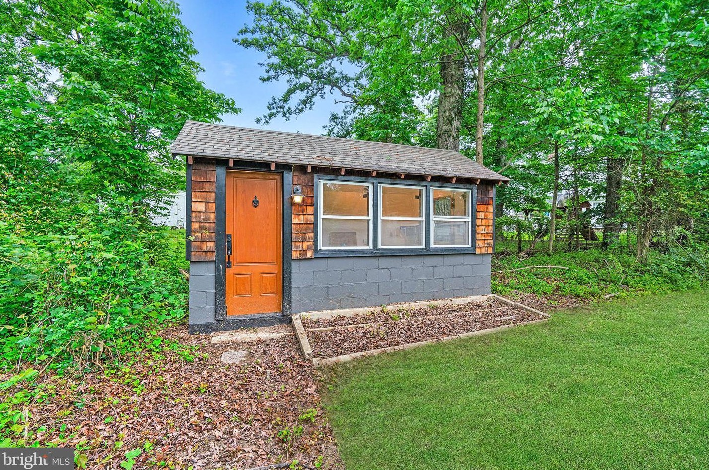 1602 Idlewilde Ave, Baltimore MD 21228-5605 exterior