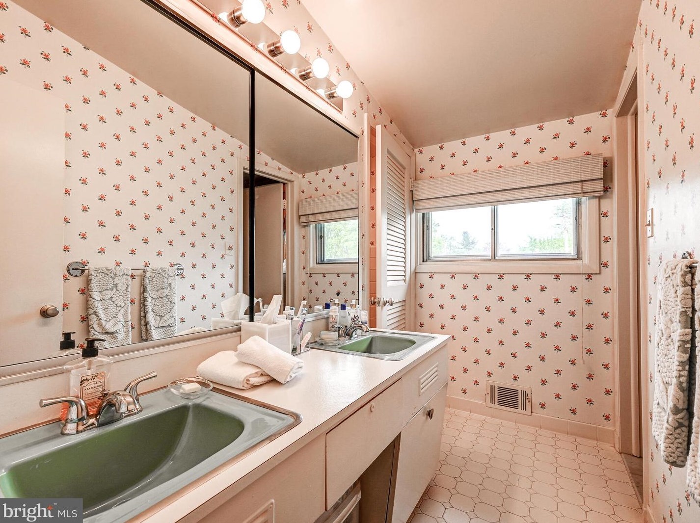 2417 Hunt Dr, Baltimore MD 21209-1547 exterior