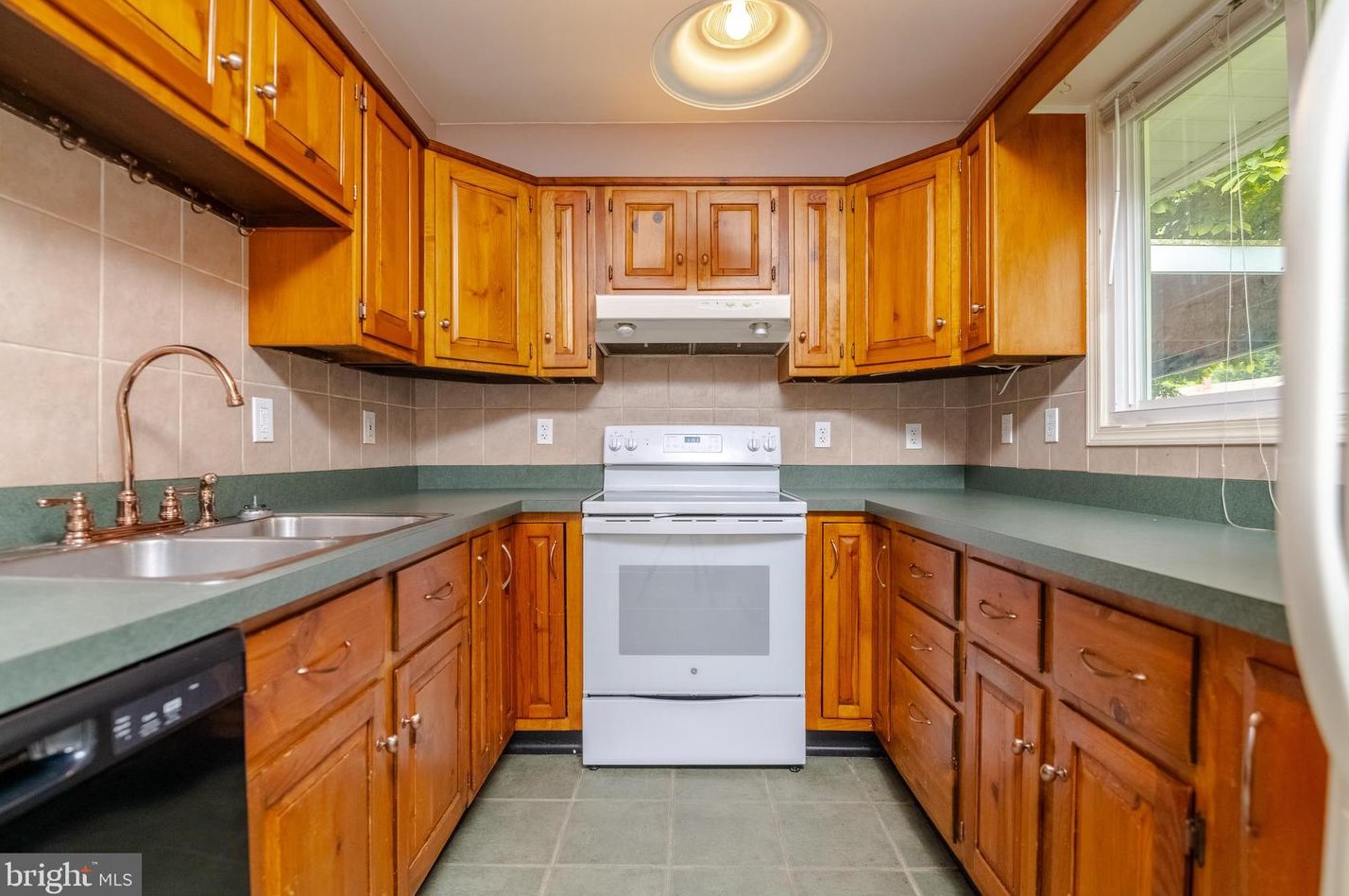 1304 Wilson Point Rd, Baltimore MD 21220-5514 exterior