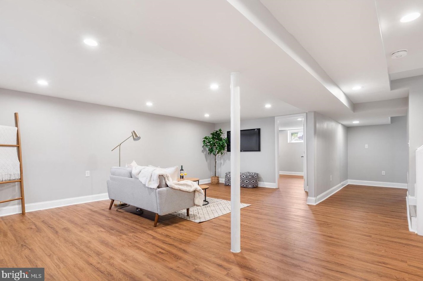 911 Rosedale Ave, Baltimore MD 21237-2728 exterior