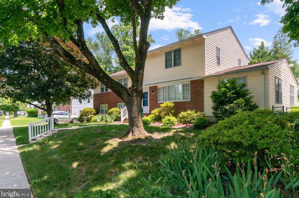 301 Roanoke Dr, Baltimore, MD 21228-4240