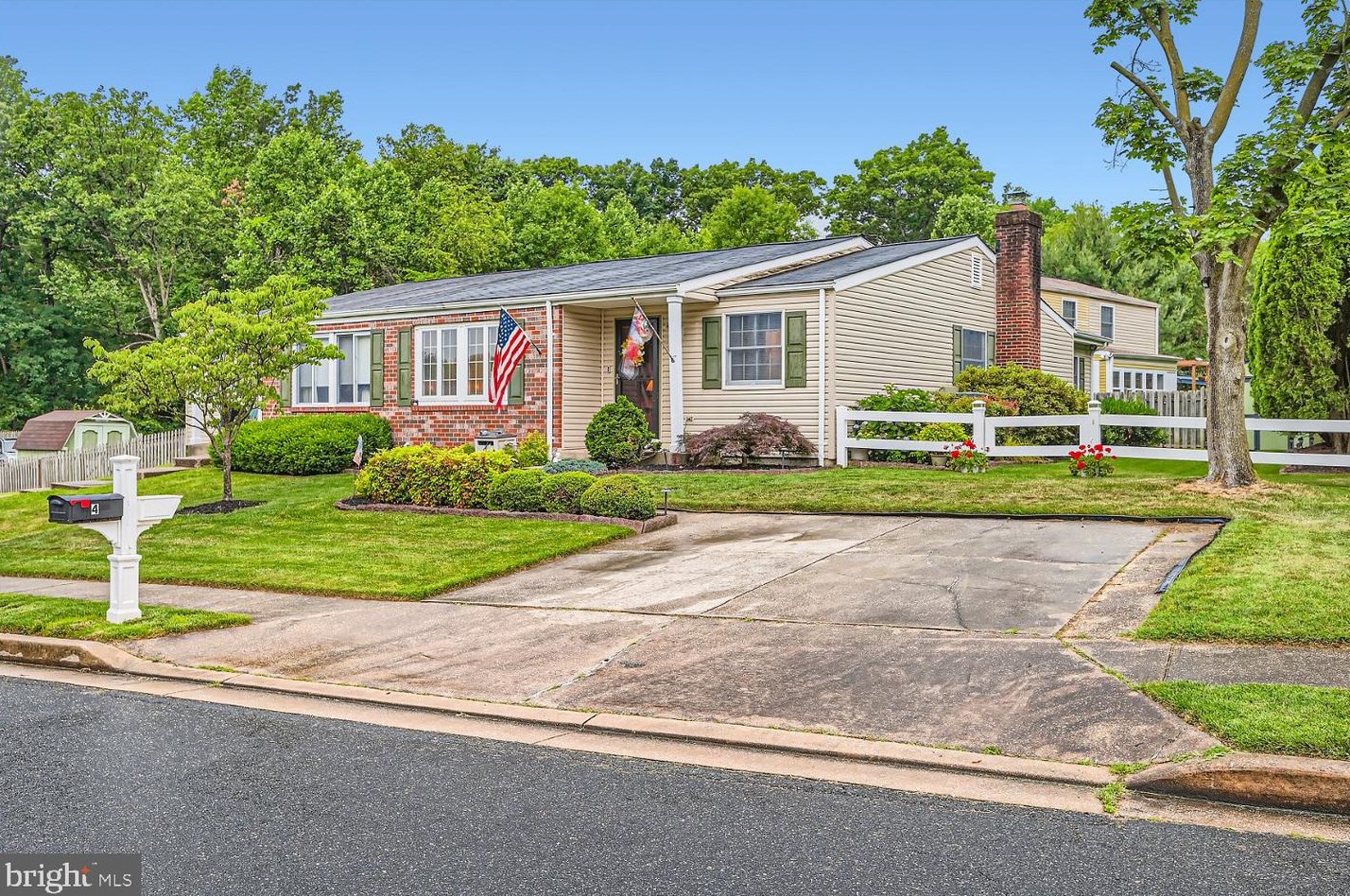 4 Heathrow Manor Ct, Baltimore, MD 21236-2817