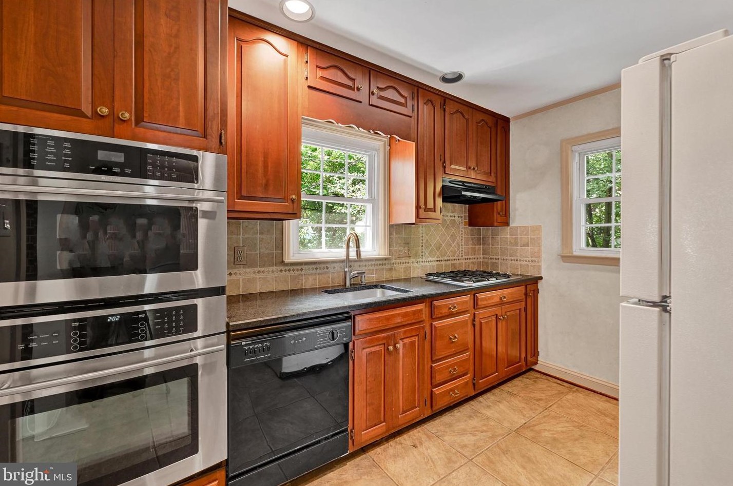 311 Linden Ave, Baltimore MD 21227-2449 exterior