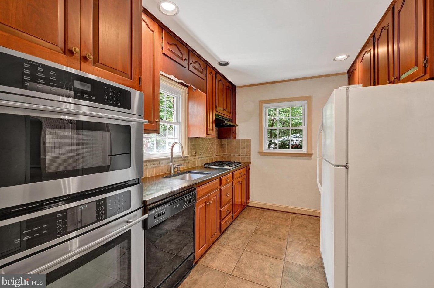 311 Linden Ave, Baltimore MD 21227-2449 exterior