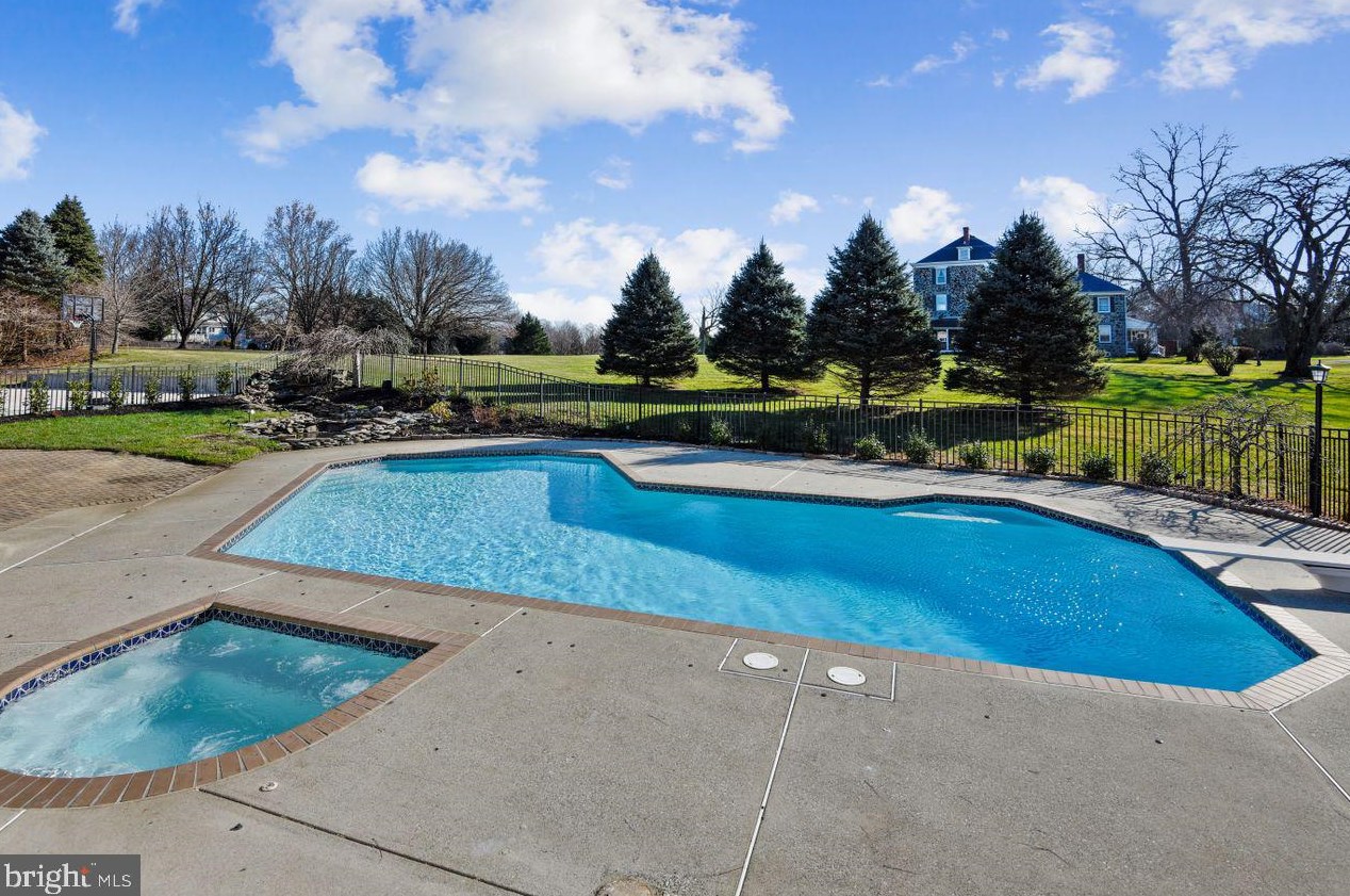 5 Stone Spring Ct, Baltimore MD  21228-5367 exterior