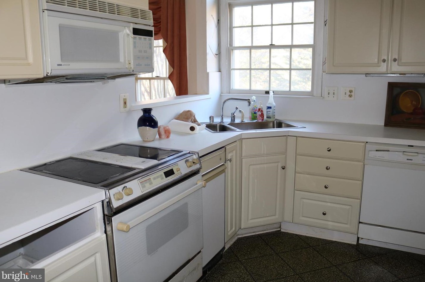 1814 Courtyard Cir, Baltimore, MD 21208-6363