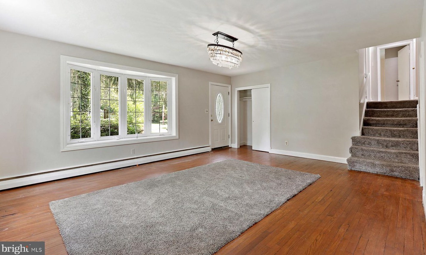 28 Rolling Rd, Baltimore, MD 21228-4850