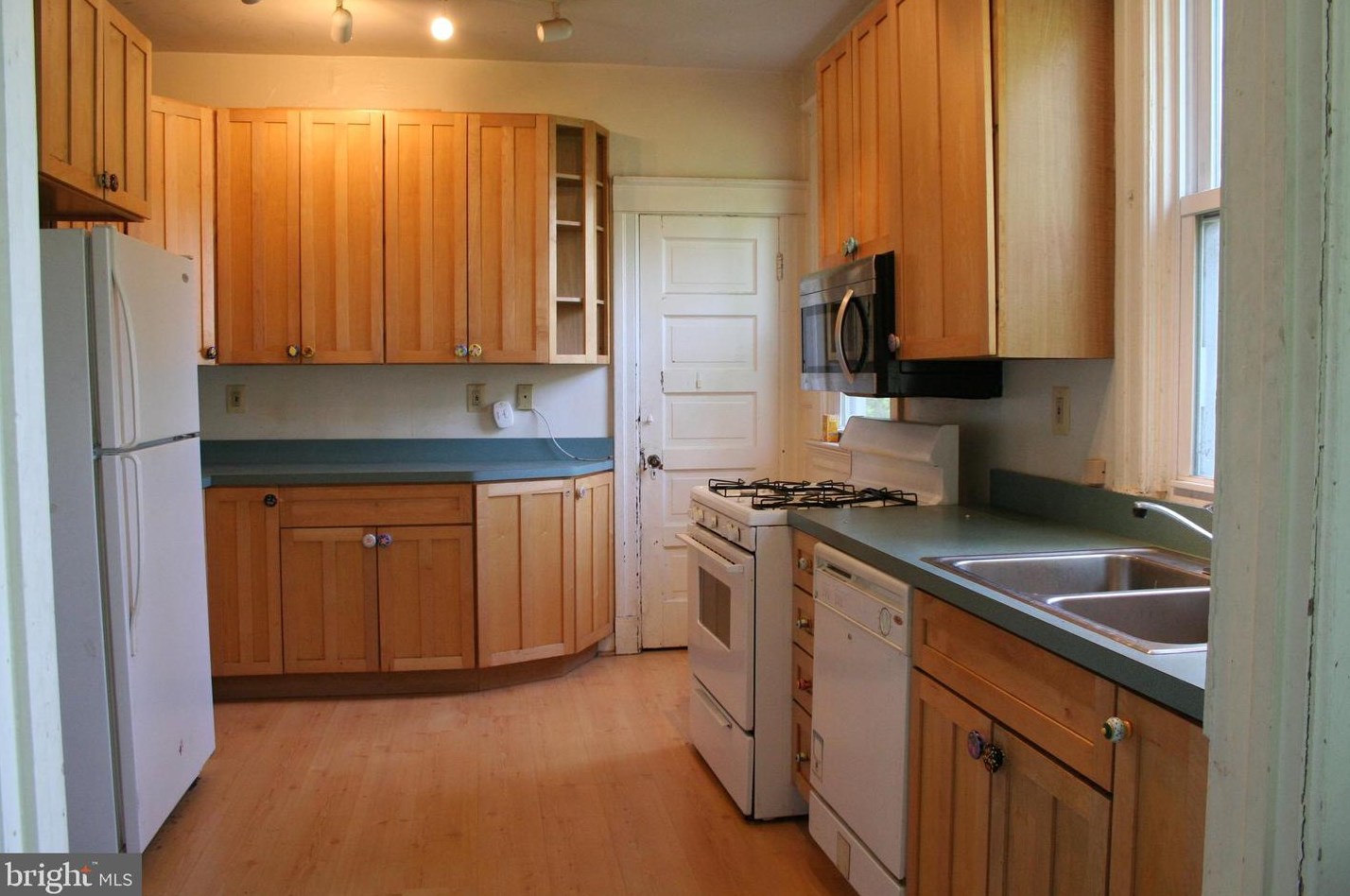 505 Academy Rd, Baltimore MD  21228-1802 exterior