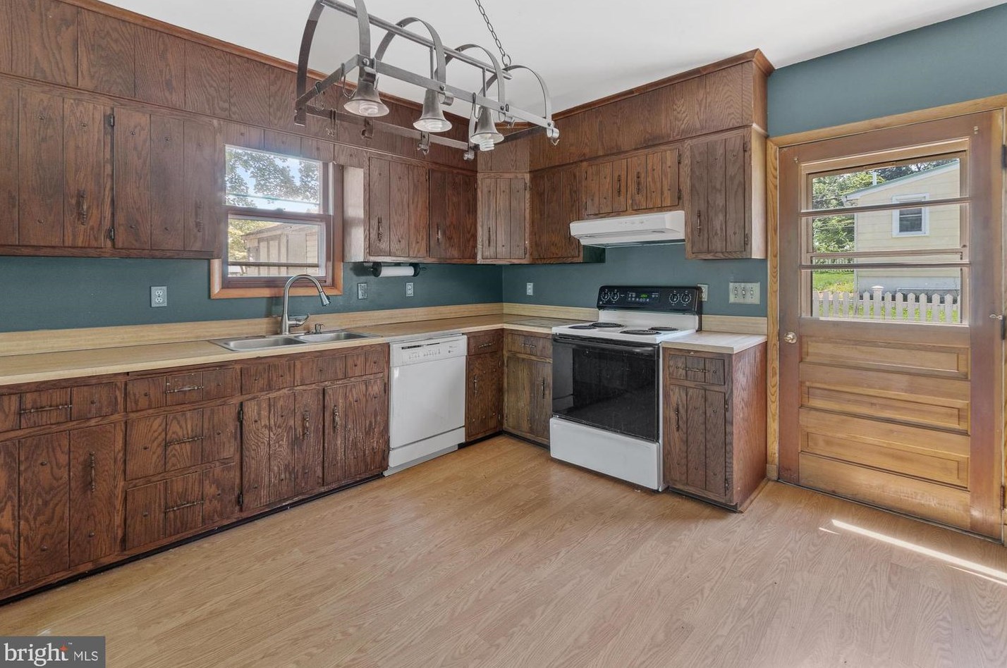 303 Park Ave, Mount Airy MD  21771-5470 exterior