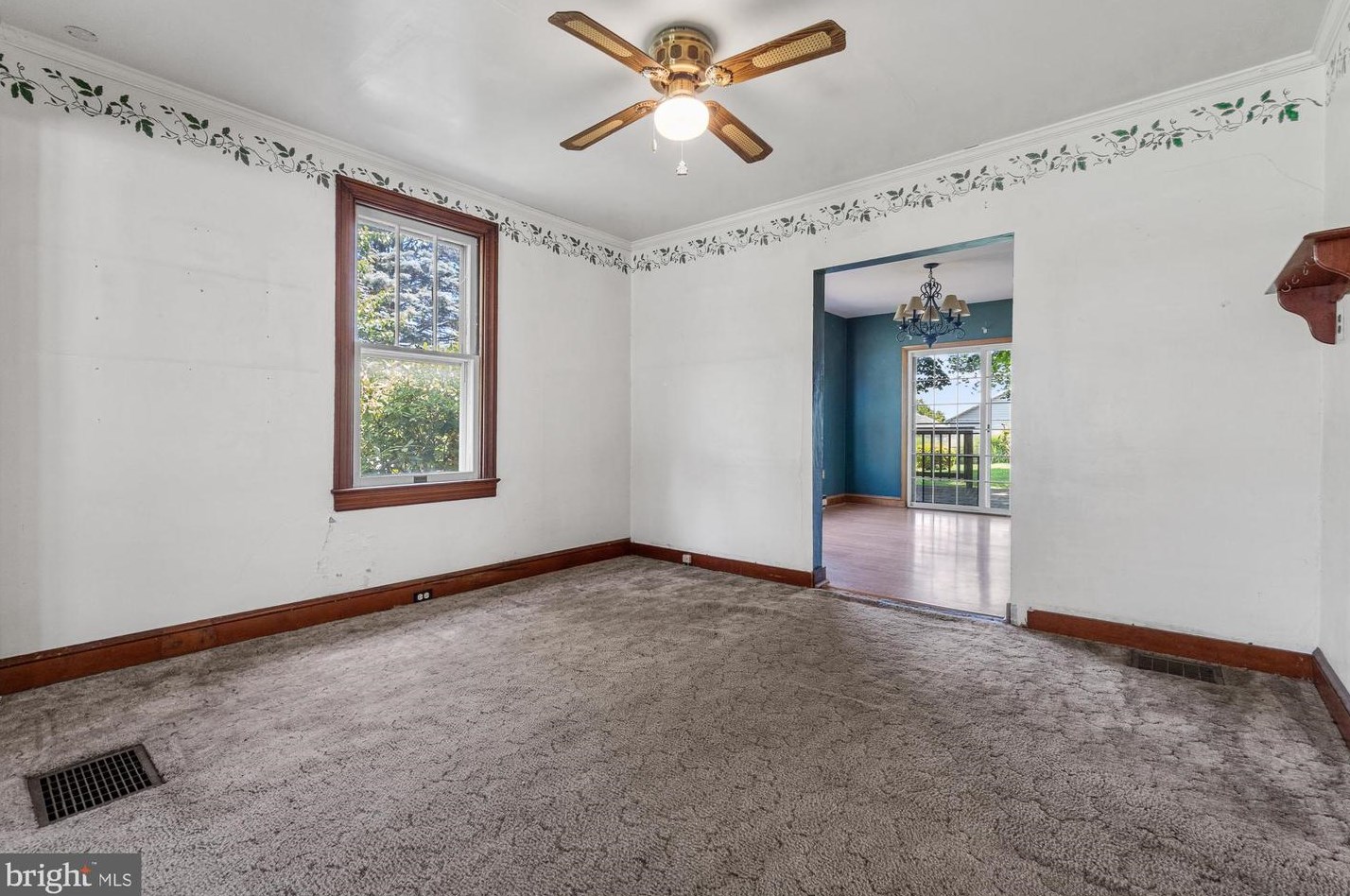 303 Park Ave, Mount Airy MD  21771-5470 exterior