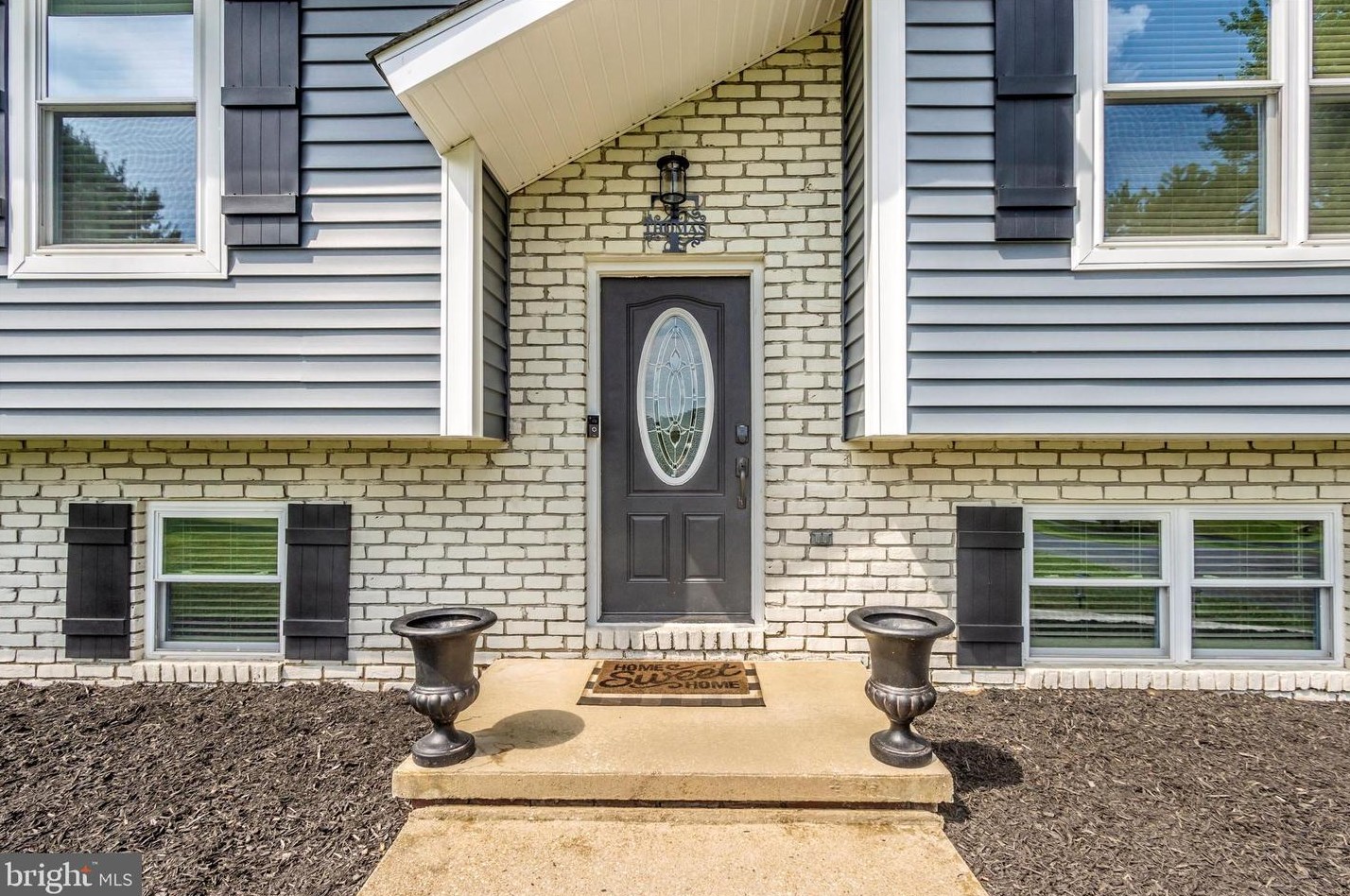 1595 Smiley Dr, New Windsor, MD 21776-8608