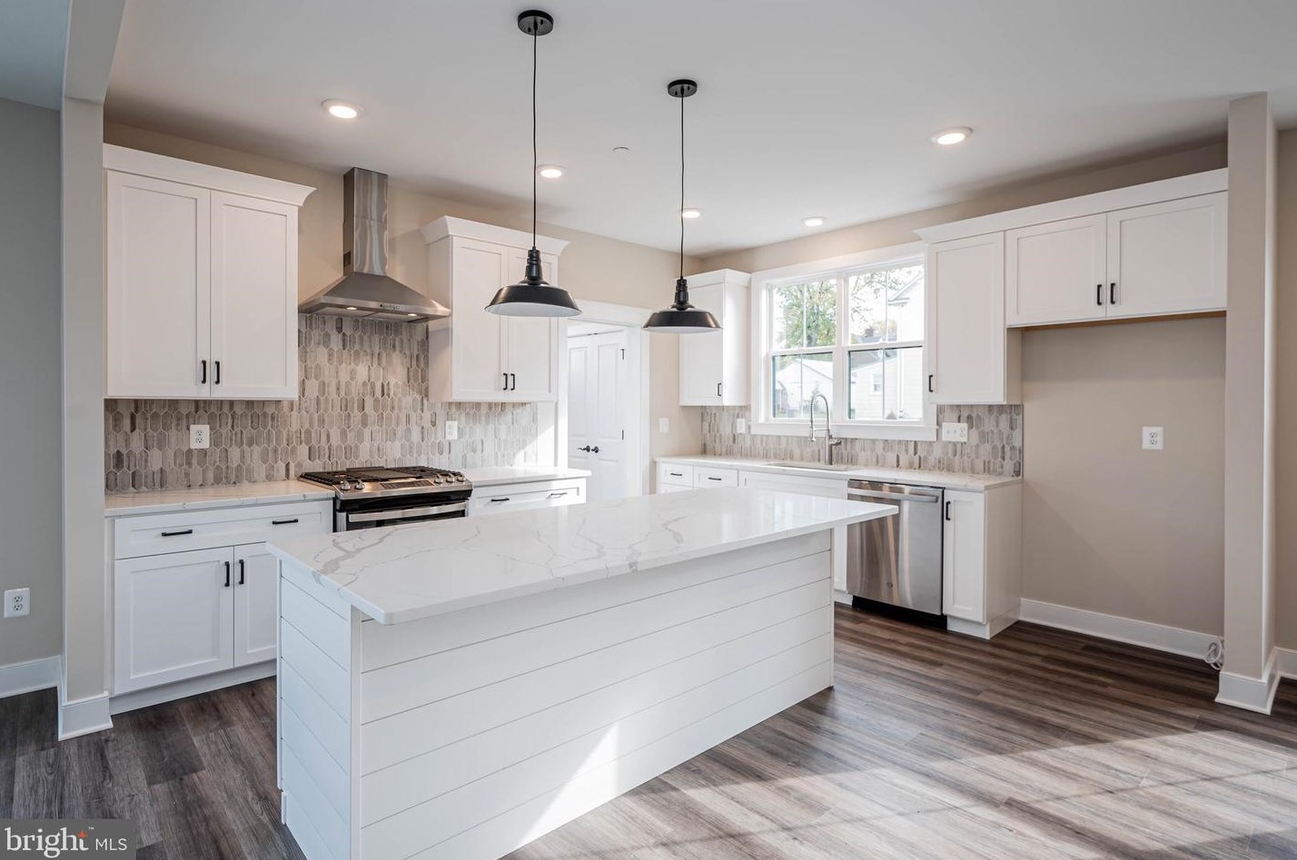 301 Park Ave, Mount Airy MD 21771-5424 exterior