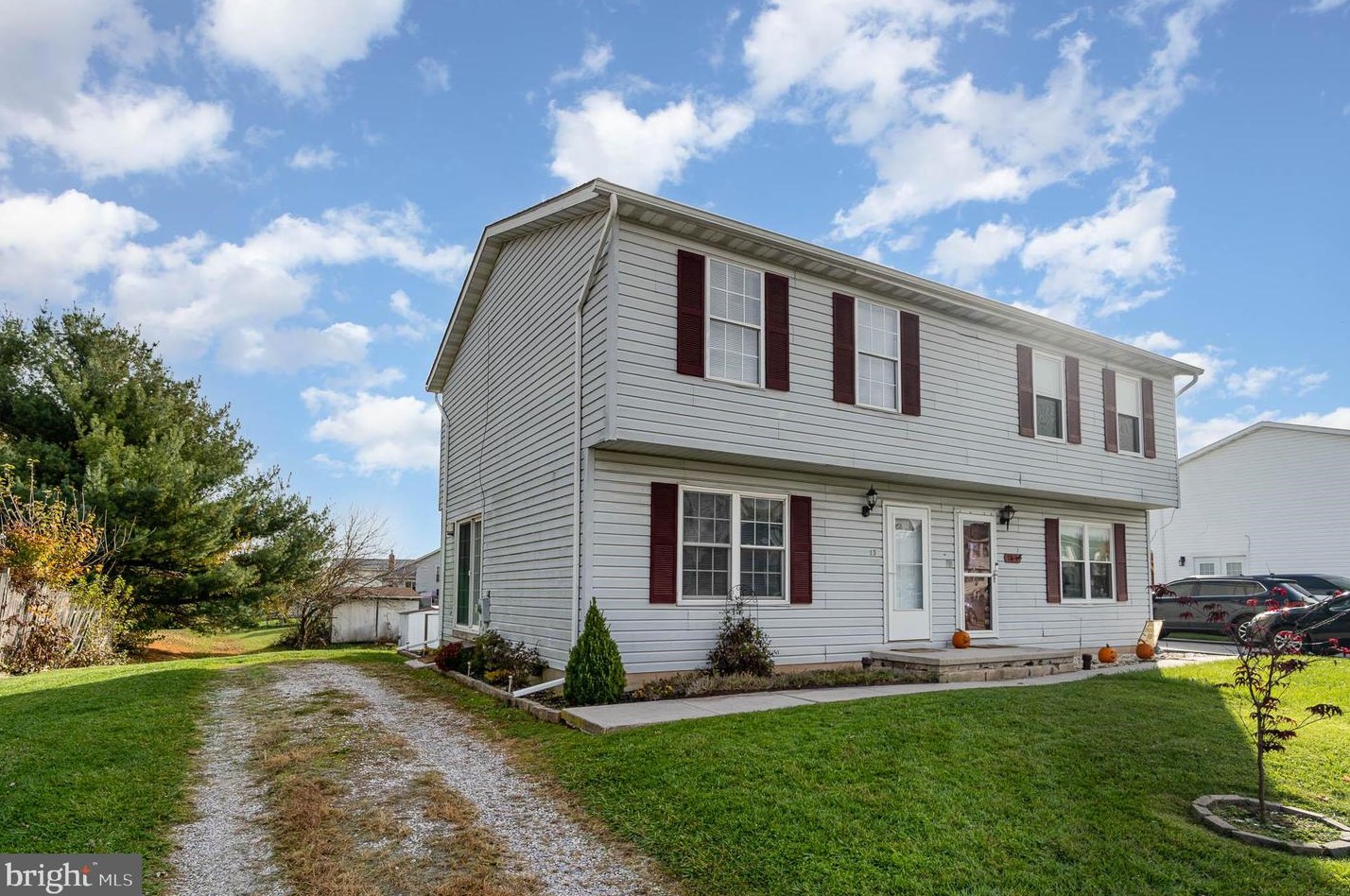 13 Courier Dr, Taneytown, MD 21787-2356