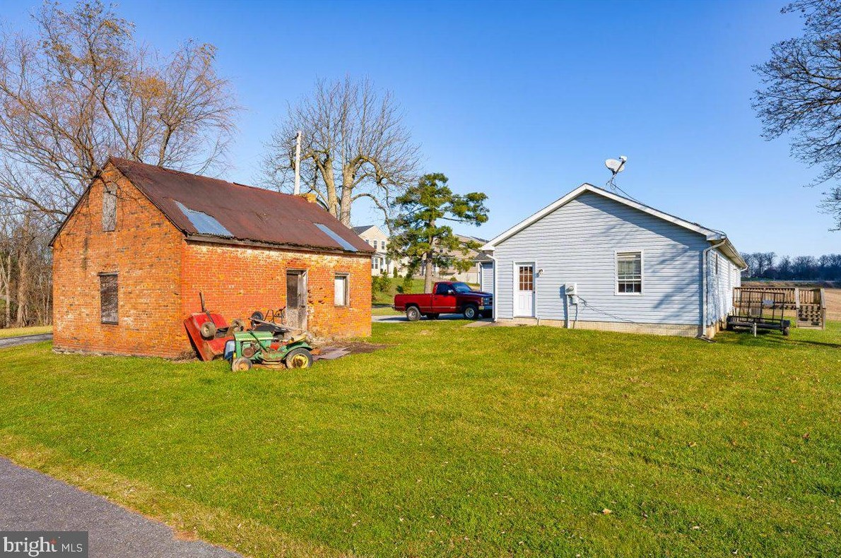 1115 Slingluff Rd, New Windsor MD  21776-9322 exterior