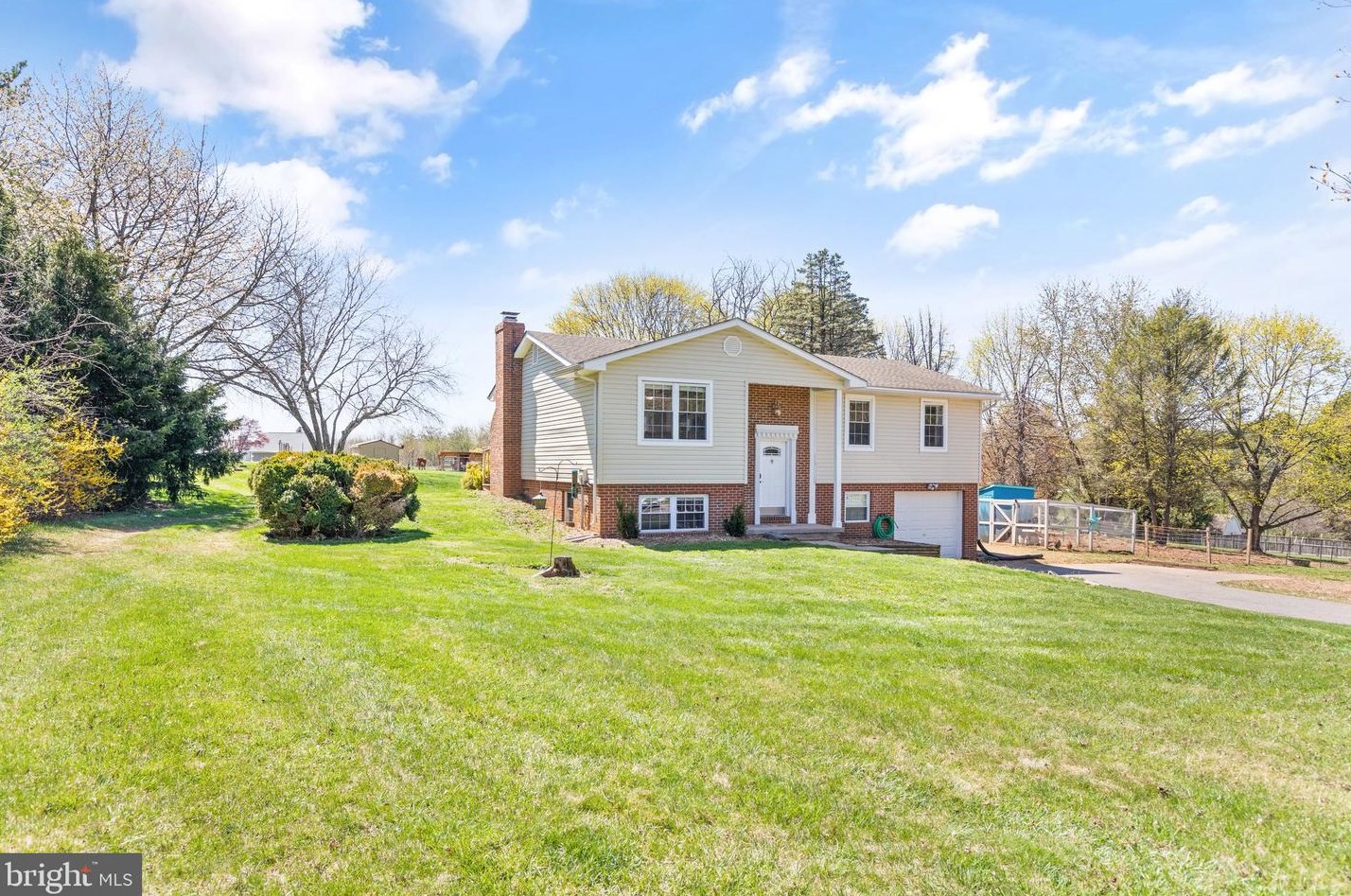 2446 Braddock Rd, Mount Airy MD  21771-8802 exterior