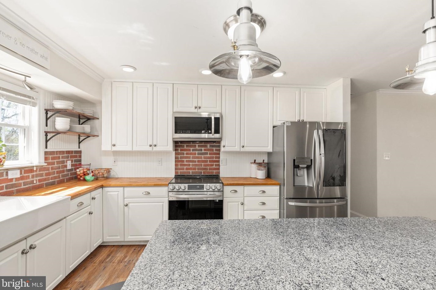 2446 Braddock Rd, Mount Airy MD  21771-8802 exterior