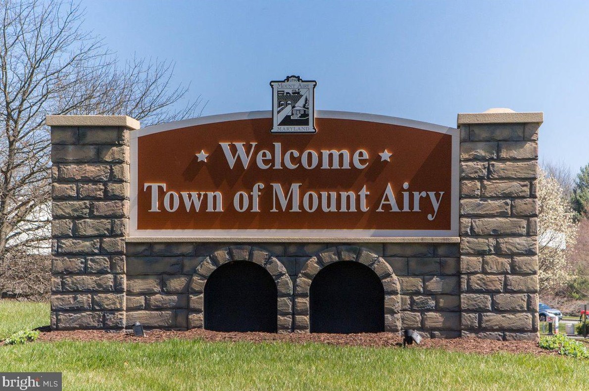 717 Robinwood Dr, Mount Airy MD 21771-5537 exterior