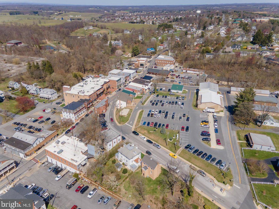 717 Robinwood Dr, Mount Airy MD 21771-5537 exterior